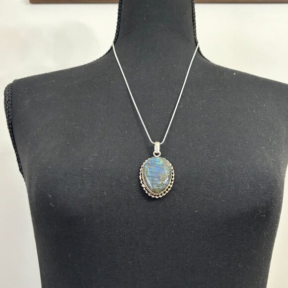 Labradorite Pendant Necklace - Picture 5 of 5